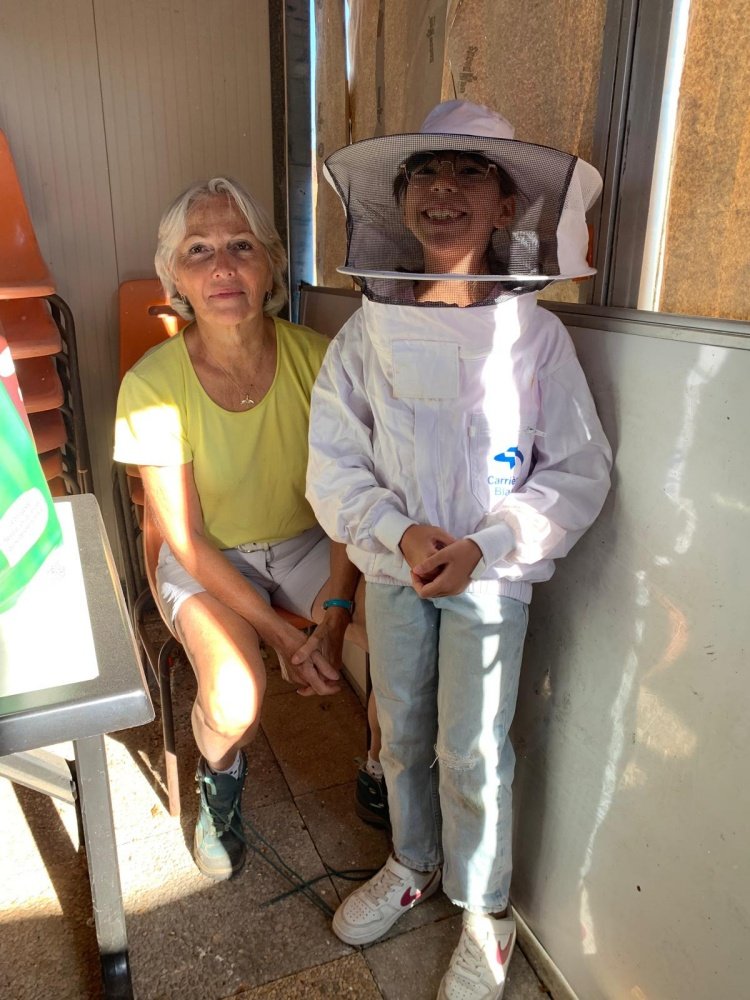 Une jeune apicultrice en herbe !