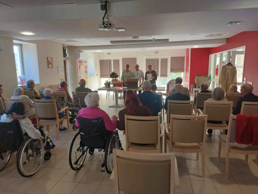 Daniel-Lolita-l-animatrice-et-Marie-Jose-devant-une-salle-qui-se-remplit